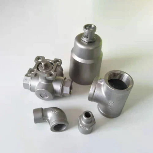 Metalowe castowanie koszulki
